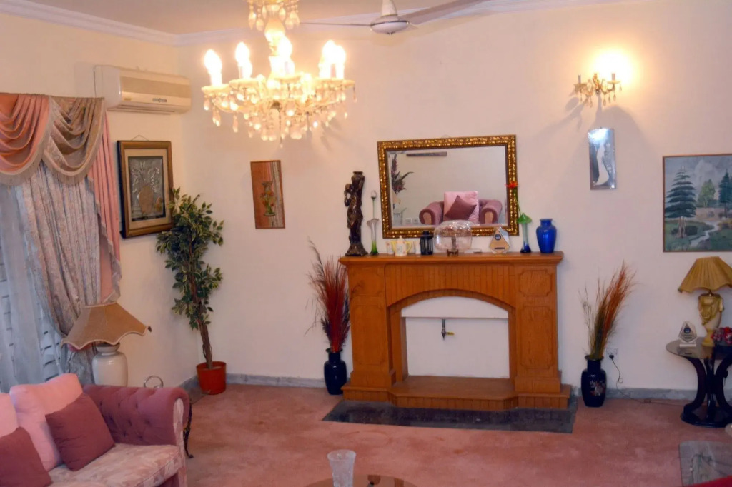 Delano Guest House