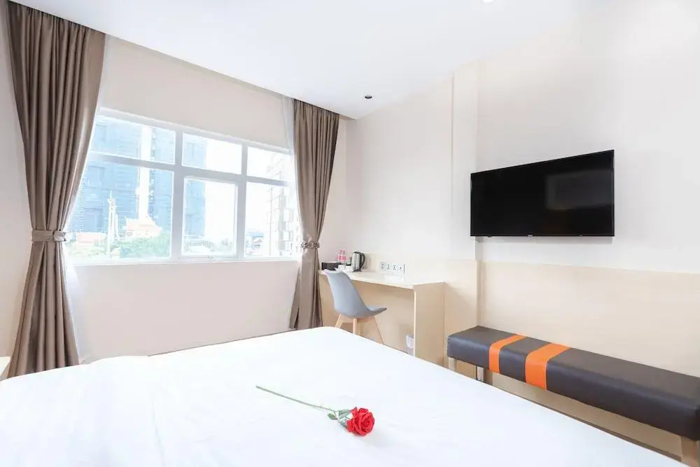 7 Days Premium Hotel
