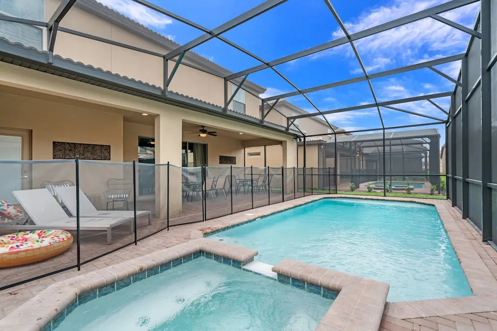 8 Bed 6 Ba Villa with Games, Pool & Spa