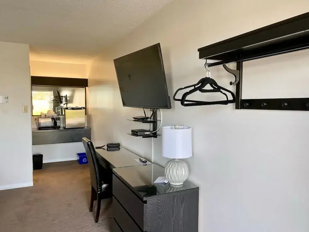 New Age Inn - Voyageur Motel