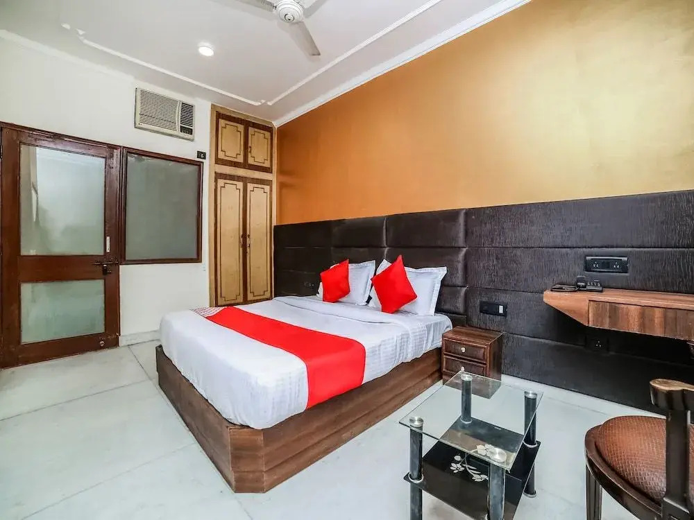 OYO 26589 Hotel Royal Town