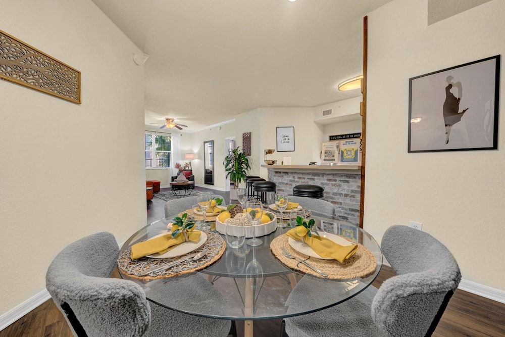 Modern 2BR 2BA w King Bed Pools Gym 1