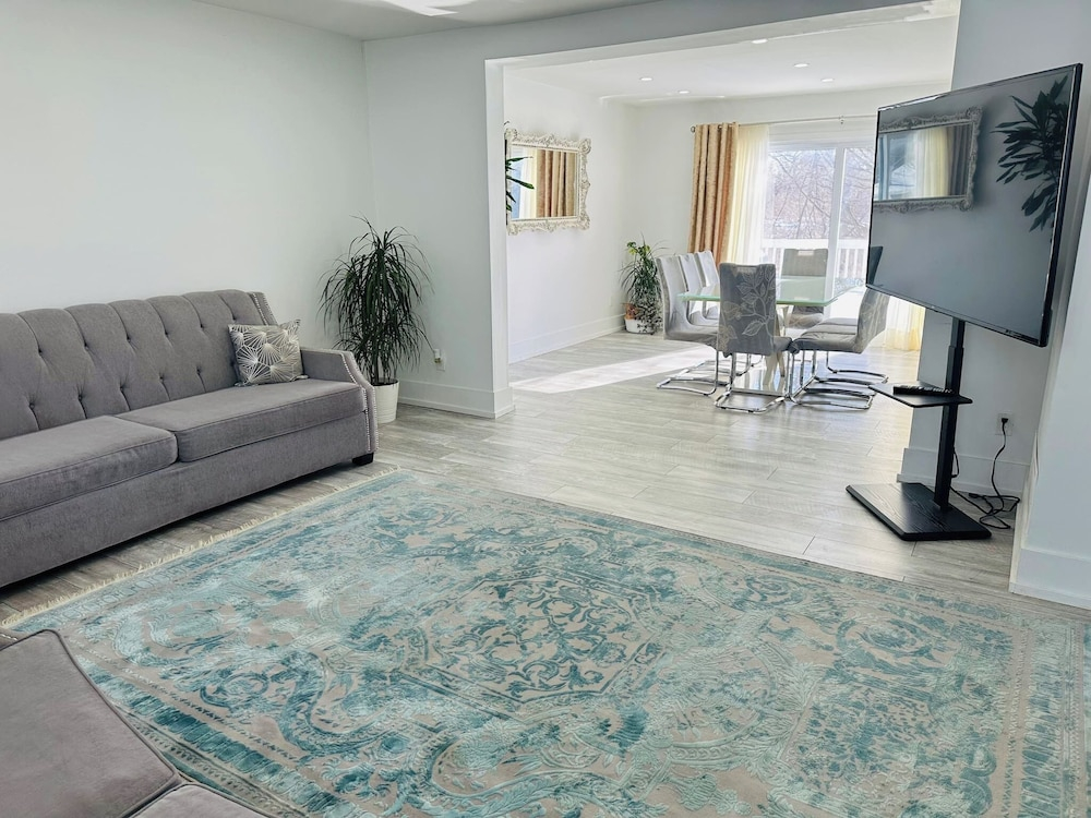 Cozy Modern 3BR With Free Parking Fast Wifi