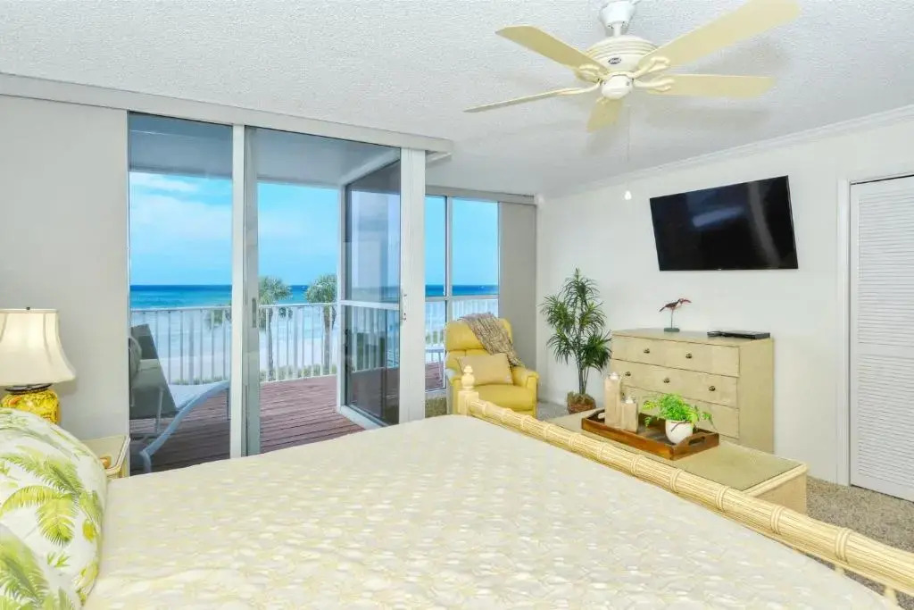 LaPlaya 204D Beach-lovers paradise 200 feet of private beach along the turquoise Gulf of Mexico