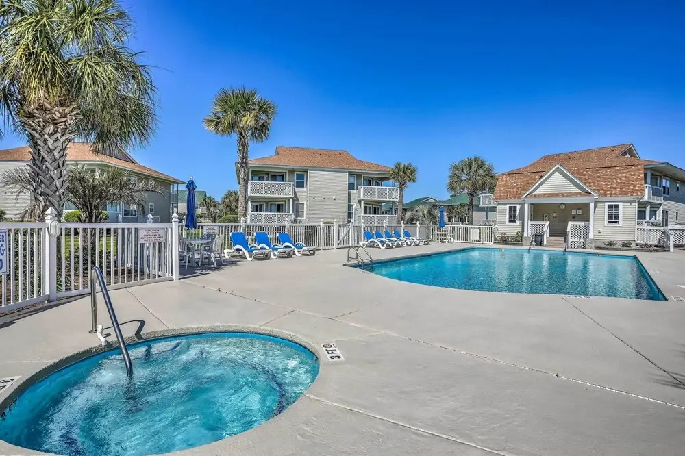 Walk to Beach: North Myrtle Condo!