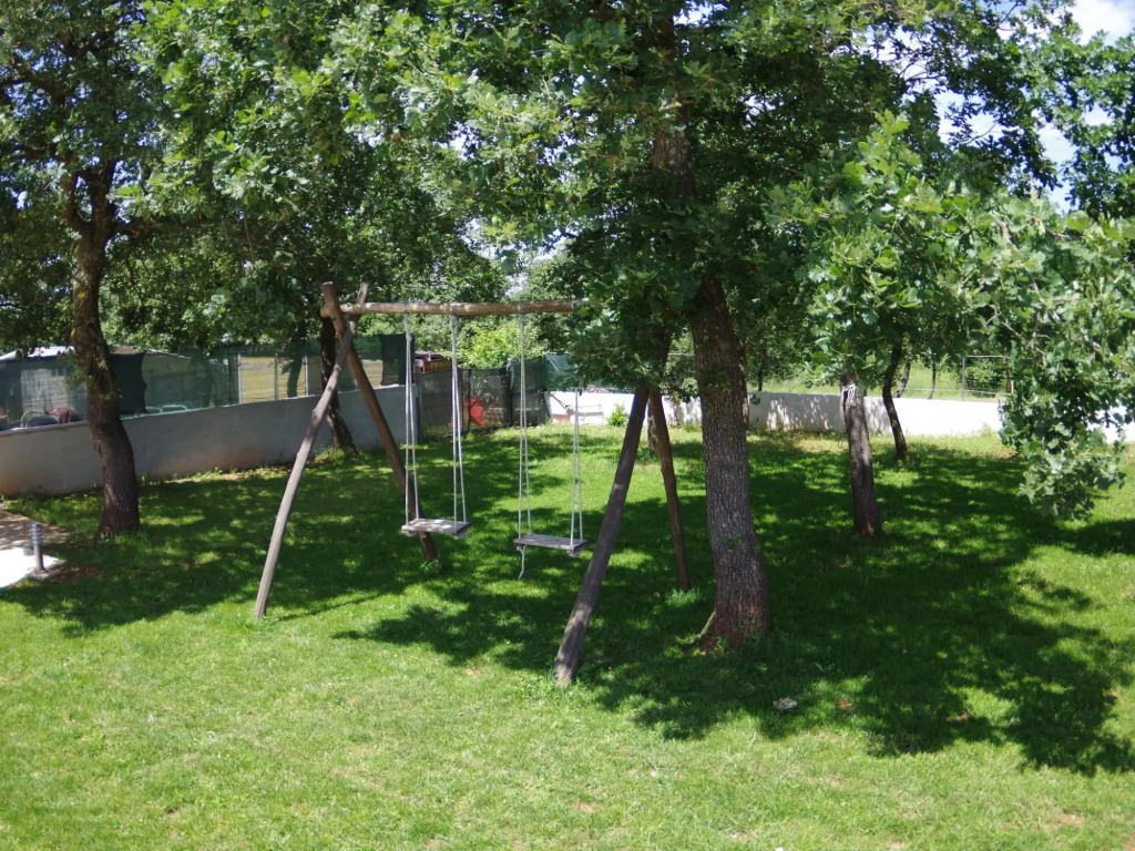 Detached House at Country Side, Fenced Private Garden Ideal for 2 Fam, Wifi