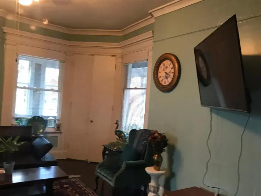 5 Star Victorian Mansion-Downtown No Locals