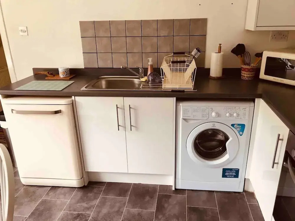 Charming 3 Double Bed Cottage by the River