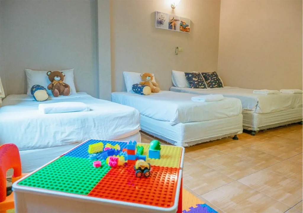 RoomQuest Golden Triangle Premium Collection