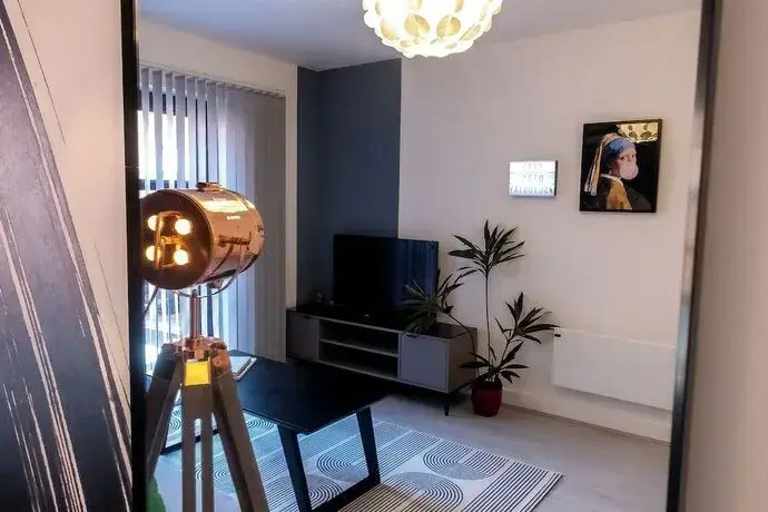 Pristine 1 and 2 bedroom apartments near business district, walking distance to city centre, free internet & complimentary parking by Sojo Stay