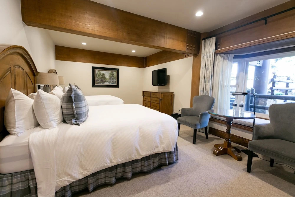 Luxury Four Bedroom Suite with Three Hot Tubs