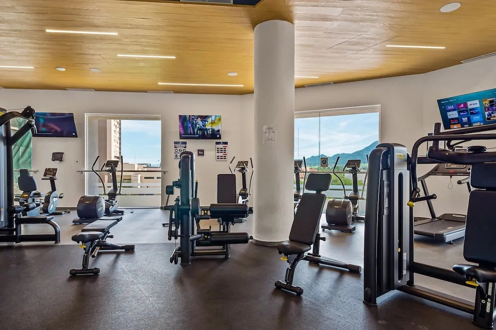 Luxury Apartment With Infinity Pool, Ocean Views, Balcony & Easy Downtown Access