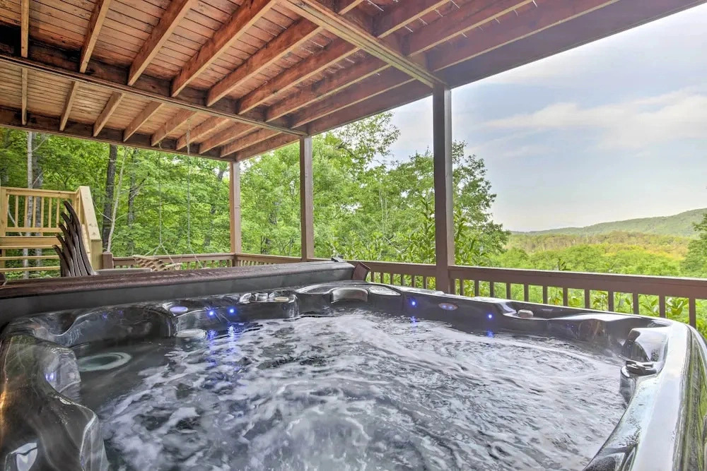 Luxe Blue Ridge Cabin Chasing Dreams w/ Hot Tub