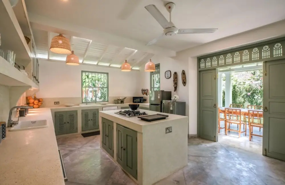 Beautifully Renovated Family Village House Within Walking Distance To The Beach