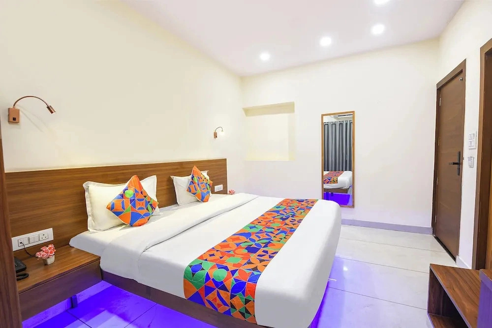 Fabhotel Celebrity Inn