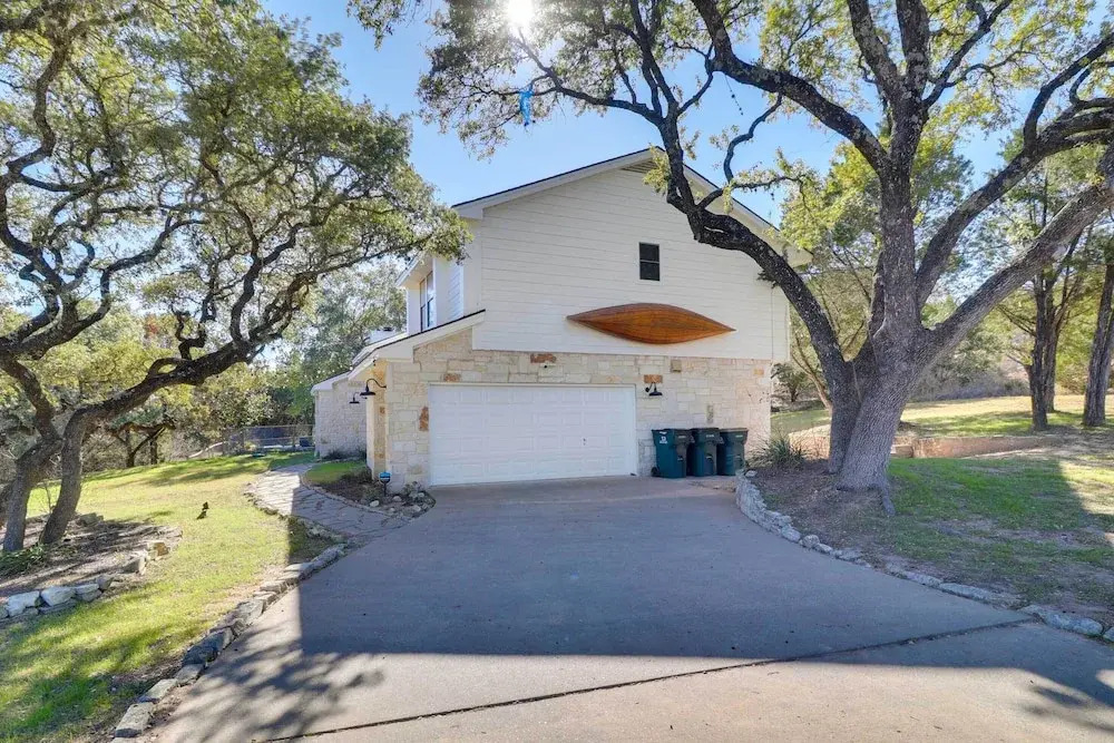 Shaded Getaway with BBQ and Fire Pit in Austin!