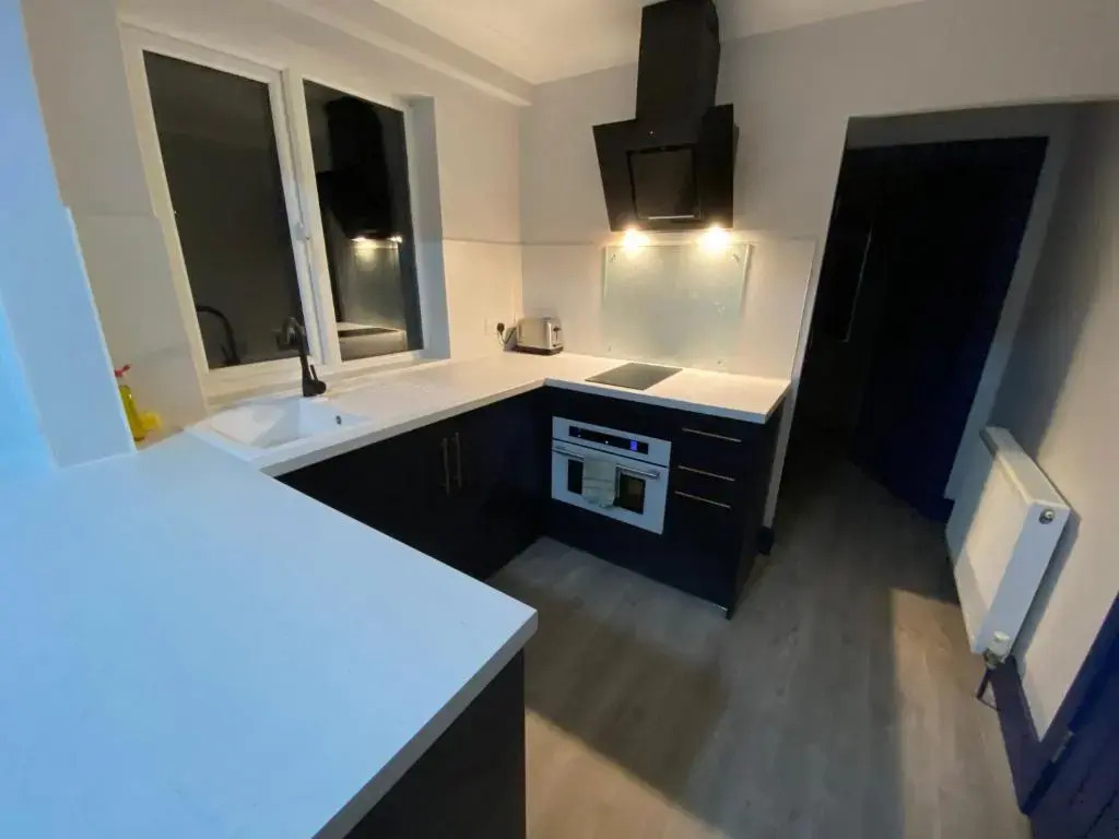 Harewood Lodge - Single and Double Rooms Self Serve Apartment