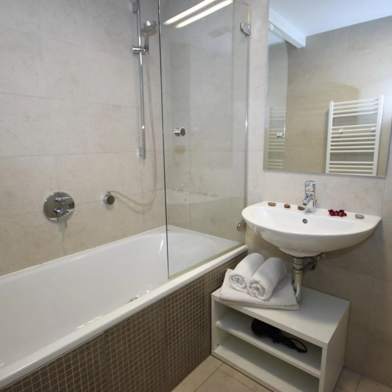 Riverside Palace Apartments