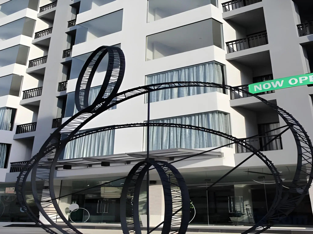 Leenova Hotel