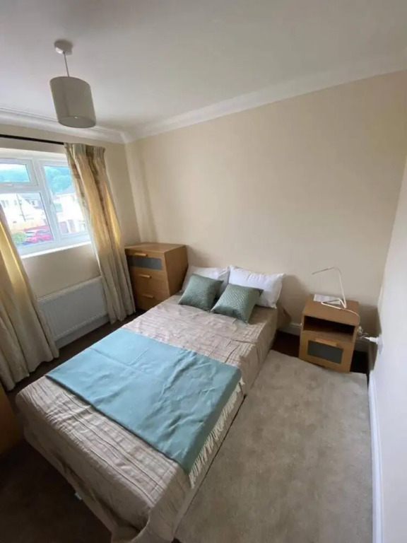 Charming 6-bed House in Reading With Parking