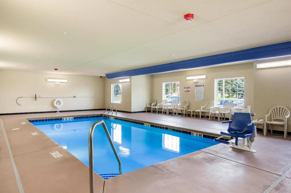 Cobblestone Hotel & Suites - Torrington