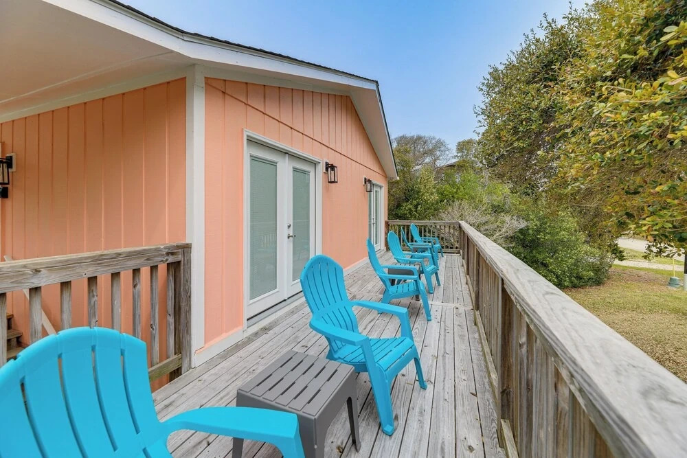Emerald Isle Beach House: Walk to the Sand!