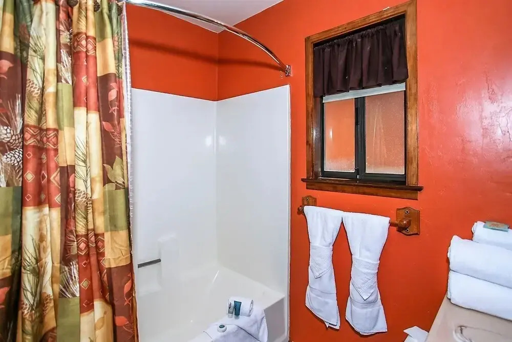 1828-goldilocks Getaway 2 Bedroom Home by RedAwning