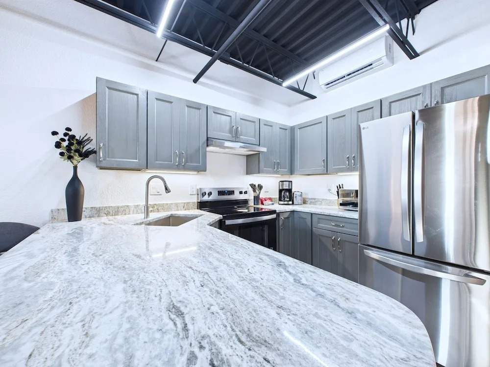 Stylish Loft Minutes From Beach Port - Unit 204