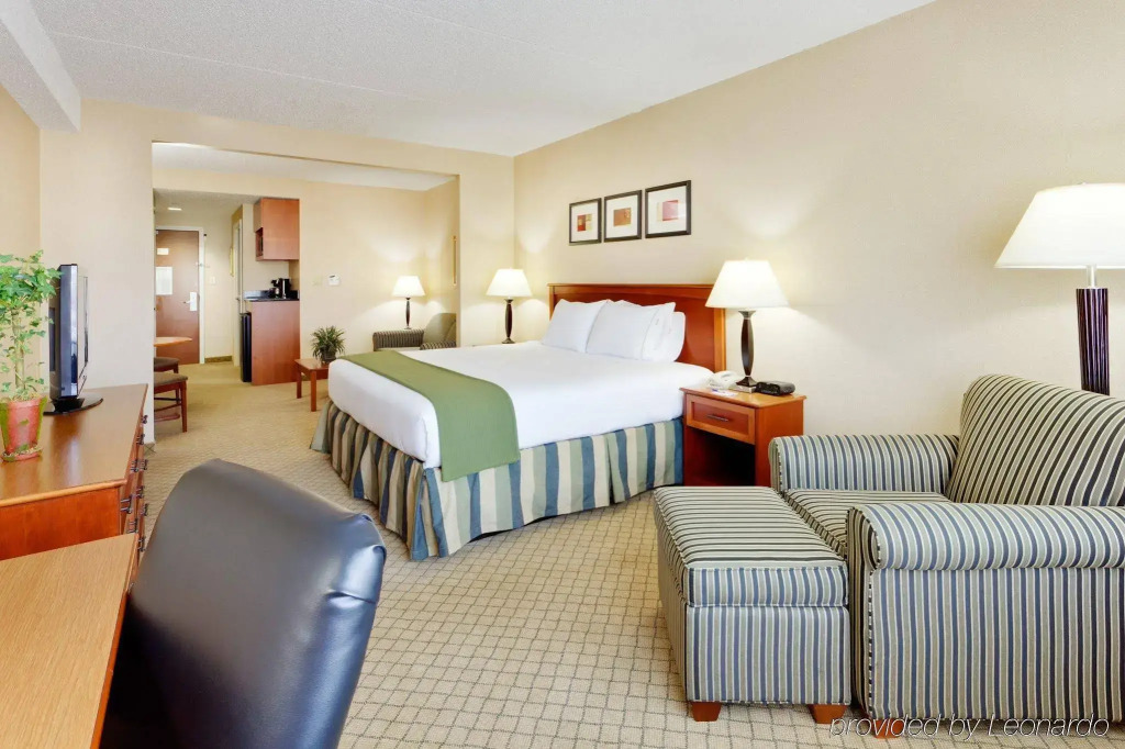 Holiday Inn Express & Suites Riverhead - Long Island by IHG