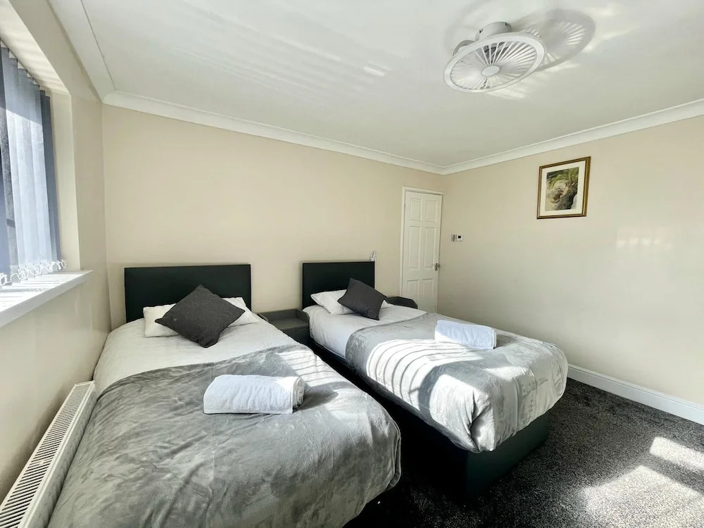 New Luxury Modern House Near Airport Free Parking