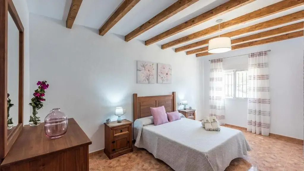 Casa La Sombra de la Parra Antequera - La Higuera by Ruralidays