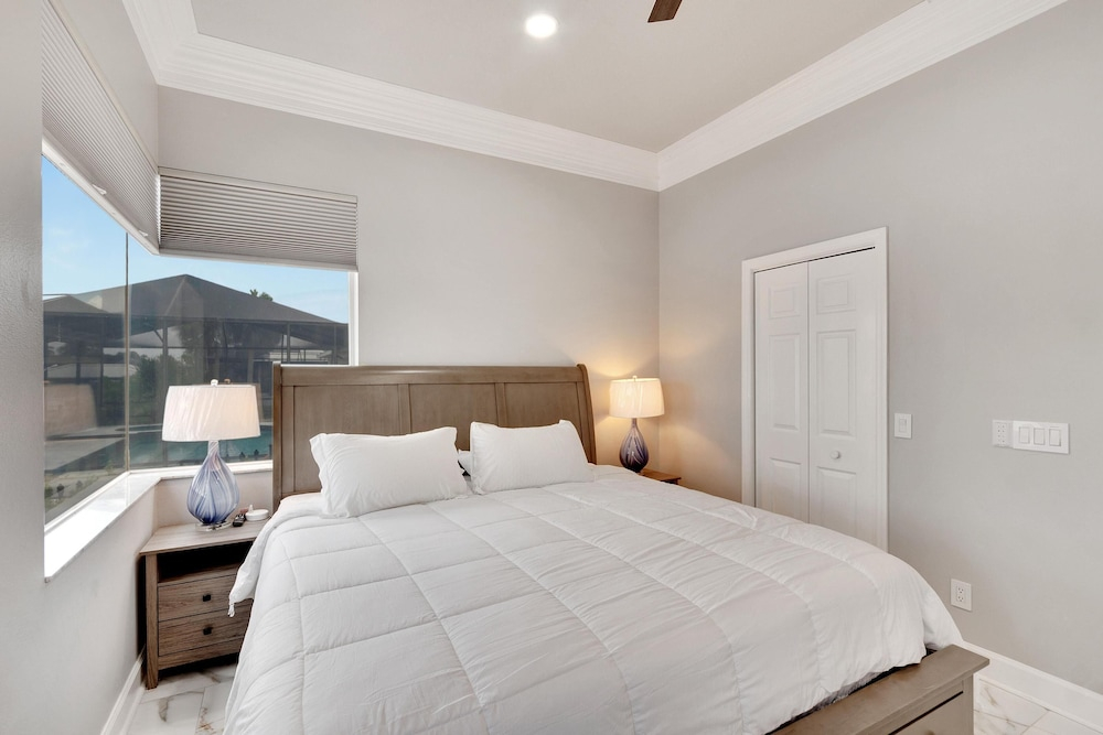 Luxurious Retreat at our Canal Front Pool Home 5BR