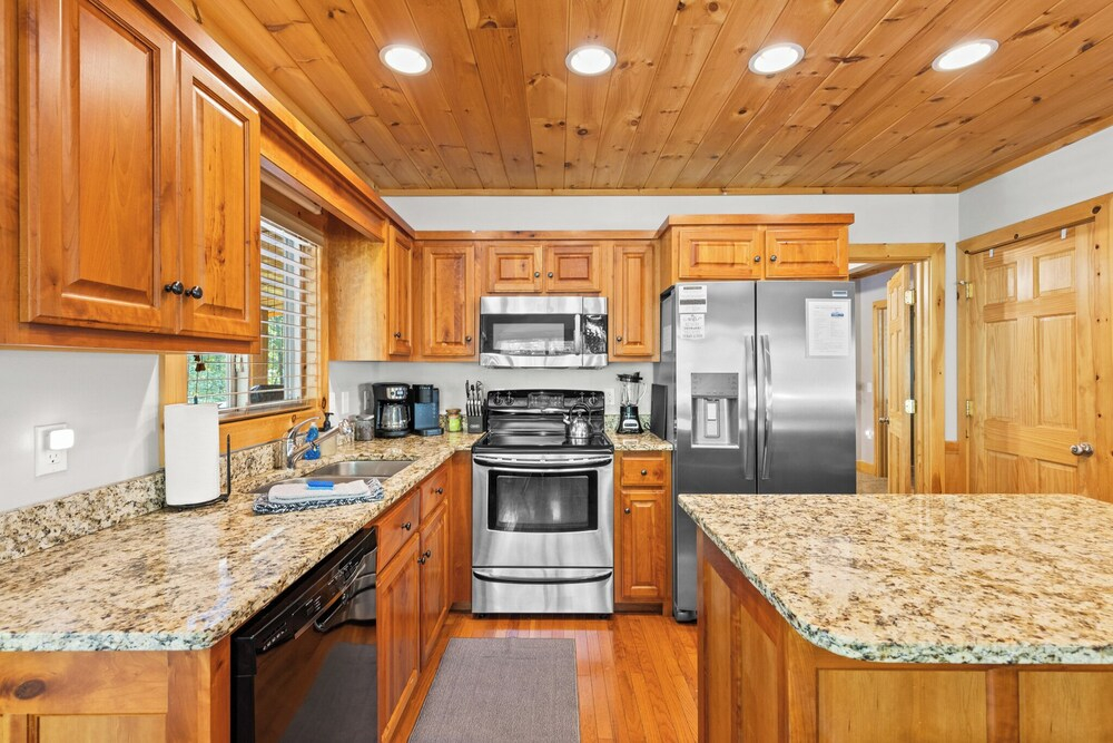 < 1 Mi to Lake Blue Ridge: Forest-view Gem w/ Deck