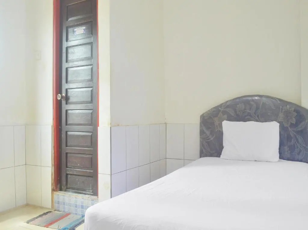 SPOT ON 91623 Pj Guest House Syariah