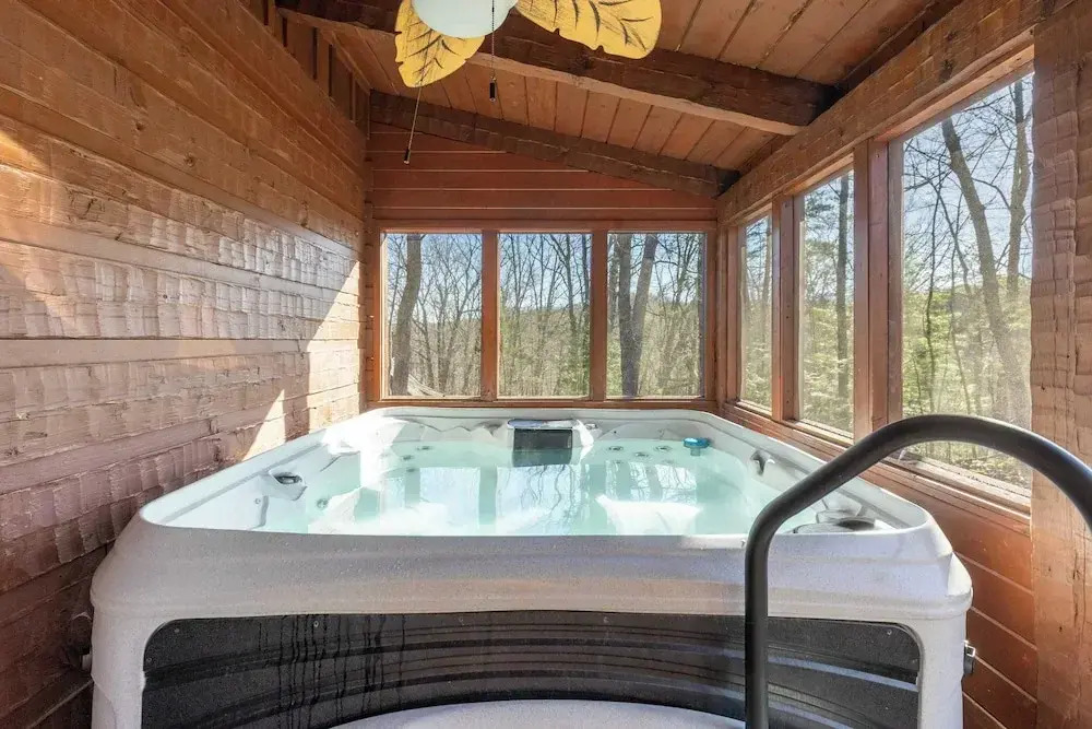 Dudley II by Avantstay Game Room + Enclosed Deck w/ Hot Tub & Views Cozy