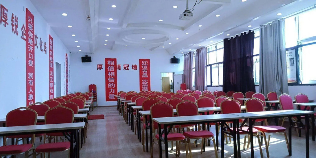 Jiuchongtian Hotel (Central Square Pedestrian Street)