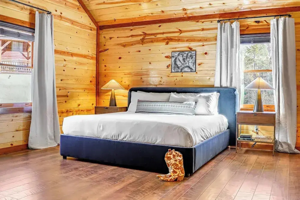 Daybreak by Avantstay Sleeps 18 Cabin + Pool/spa
