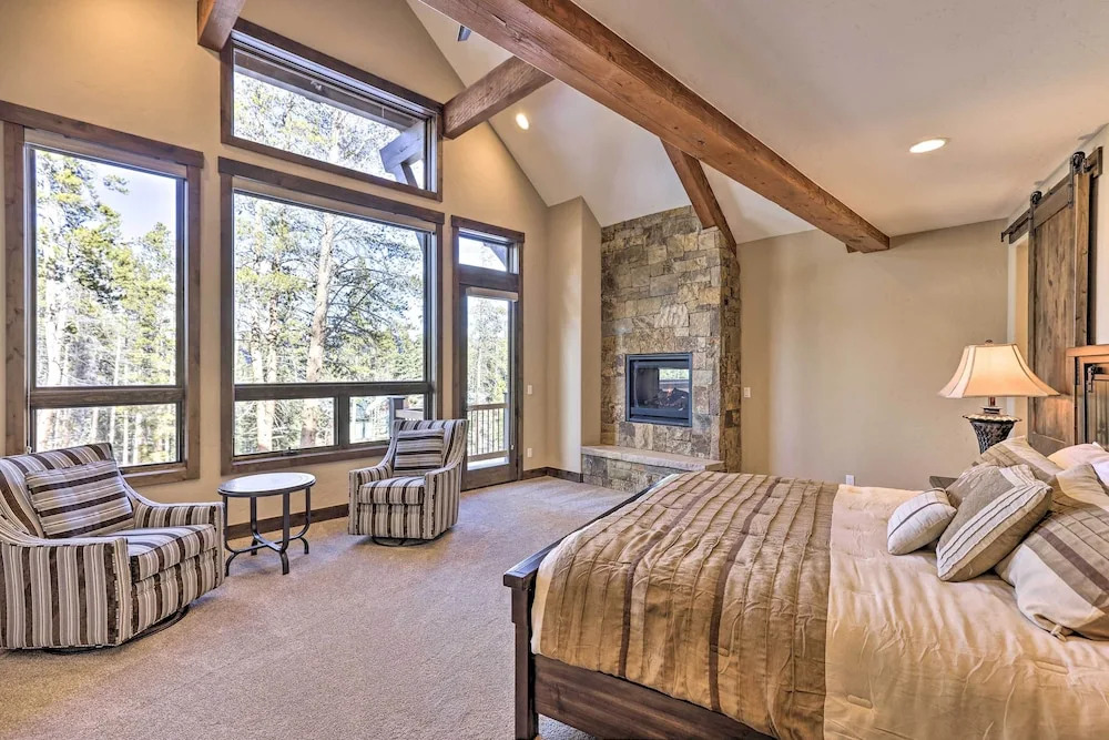 3 Fireplaces & Mtn View: Luxe Home in Breckenridge