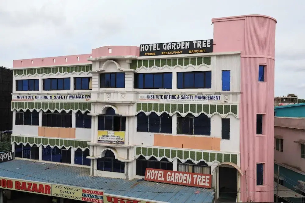 FabHotel Garden Tree