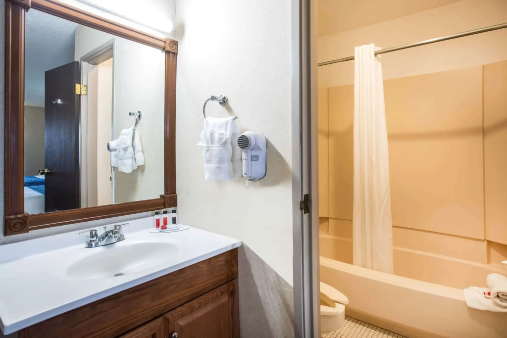 Travelodge by Wyndham Colorado Springs Airport - Peterson SFB