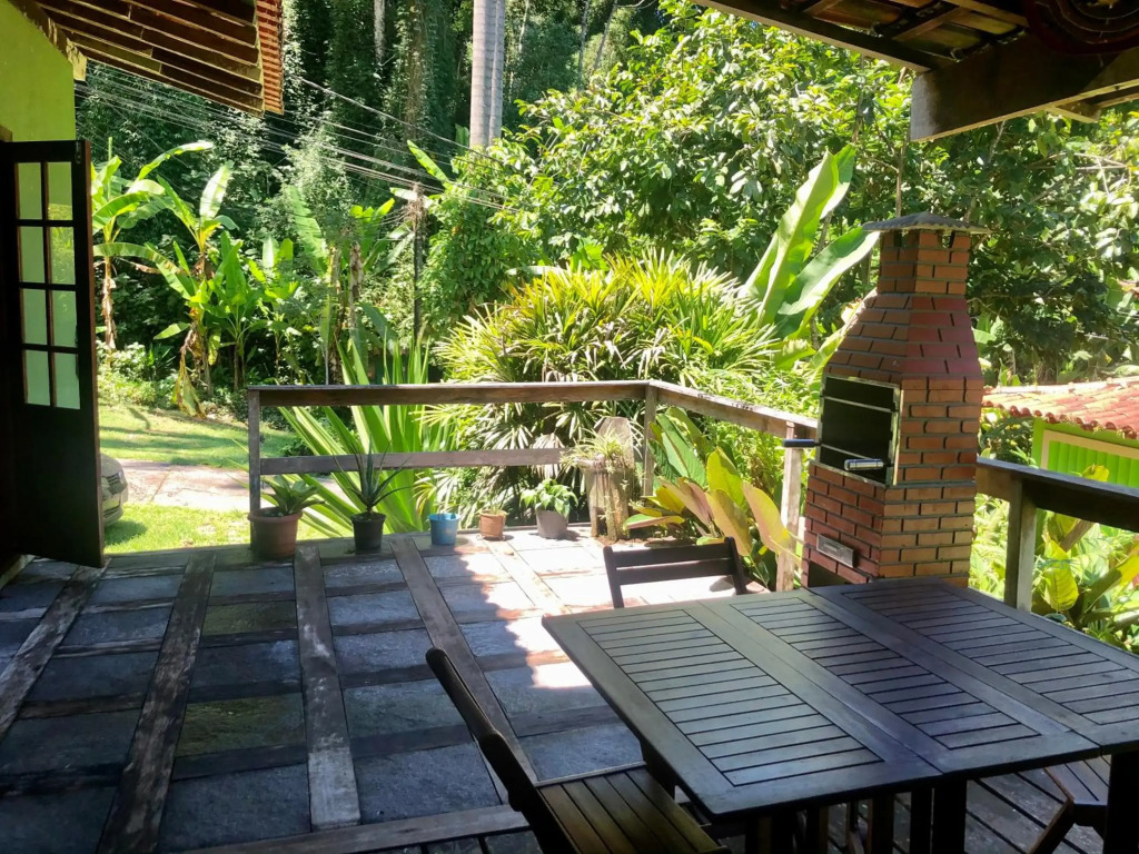 Casa da mata com piscina natural em condomínio