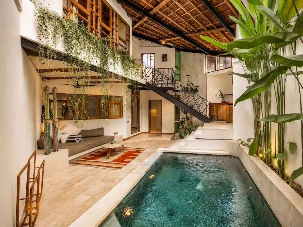 Modern 2-BR Art Deco Villa, 800m from the Beach