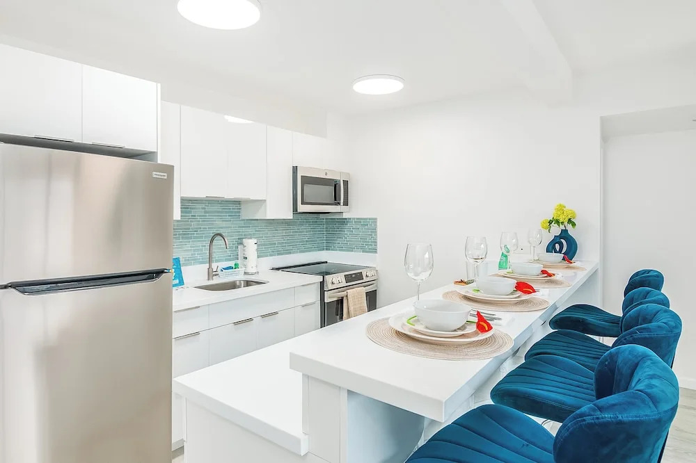Waikiki Sunset 2 bedroom with Diamond Head View and Parking