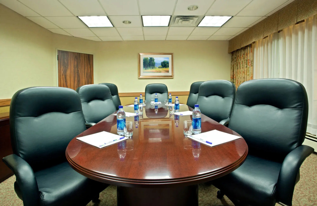 Holiday Inn Express Hotel & Suites Pittsburgh Airport by IHG