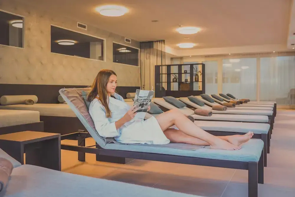 Nuhr Medical - Hotel & Restaurant - Ab 3 Nächten im Zeitraum vom 06 Juli bis 30 August genießen Sie pro Person eine kostenlose Massage-Unser Naturteich steht Ihnen täglich von 10 Uhr bis 18 Uhr zur Verfügung inklusive Getränke