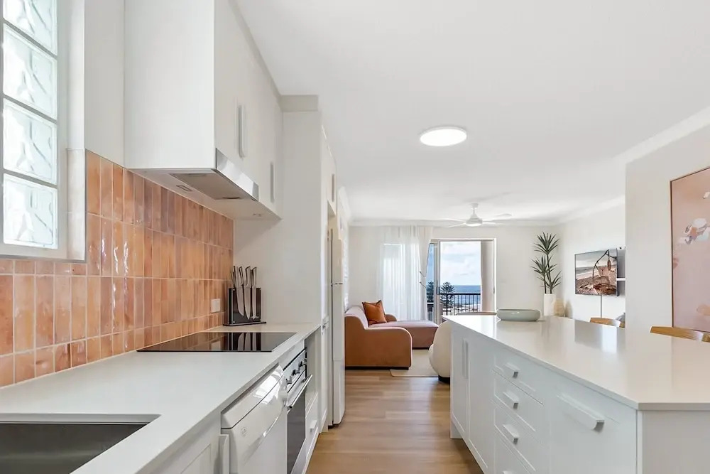 Bright 2-bed Apartment With Stunning Ocean Views