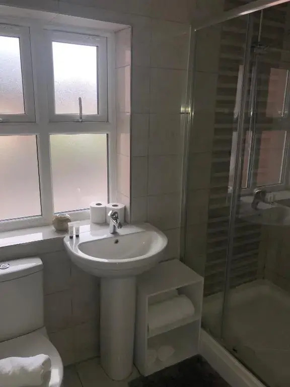2 Bedroom Large First Floor Apartment with FREE Parking