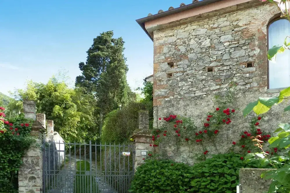 Rustic House in Tuscany with Shared Pool
