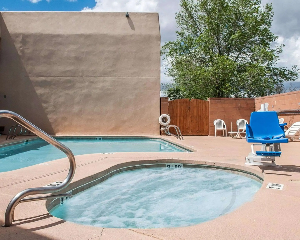 Econo Lodge Inn & Suites Santa Fe South