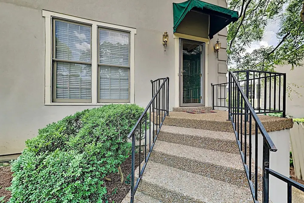 Stylish W/ Patio, Walk To Vanderbilt 2 Bedroom Condo